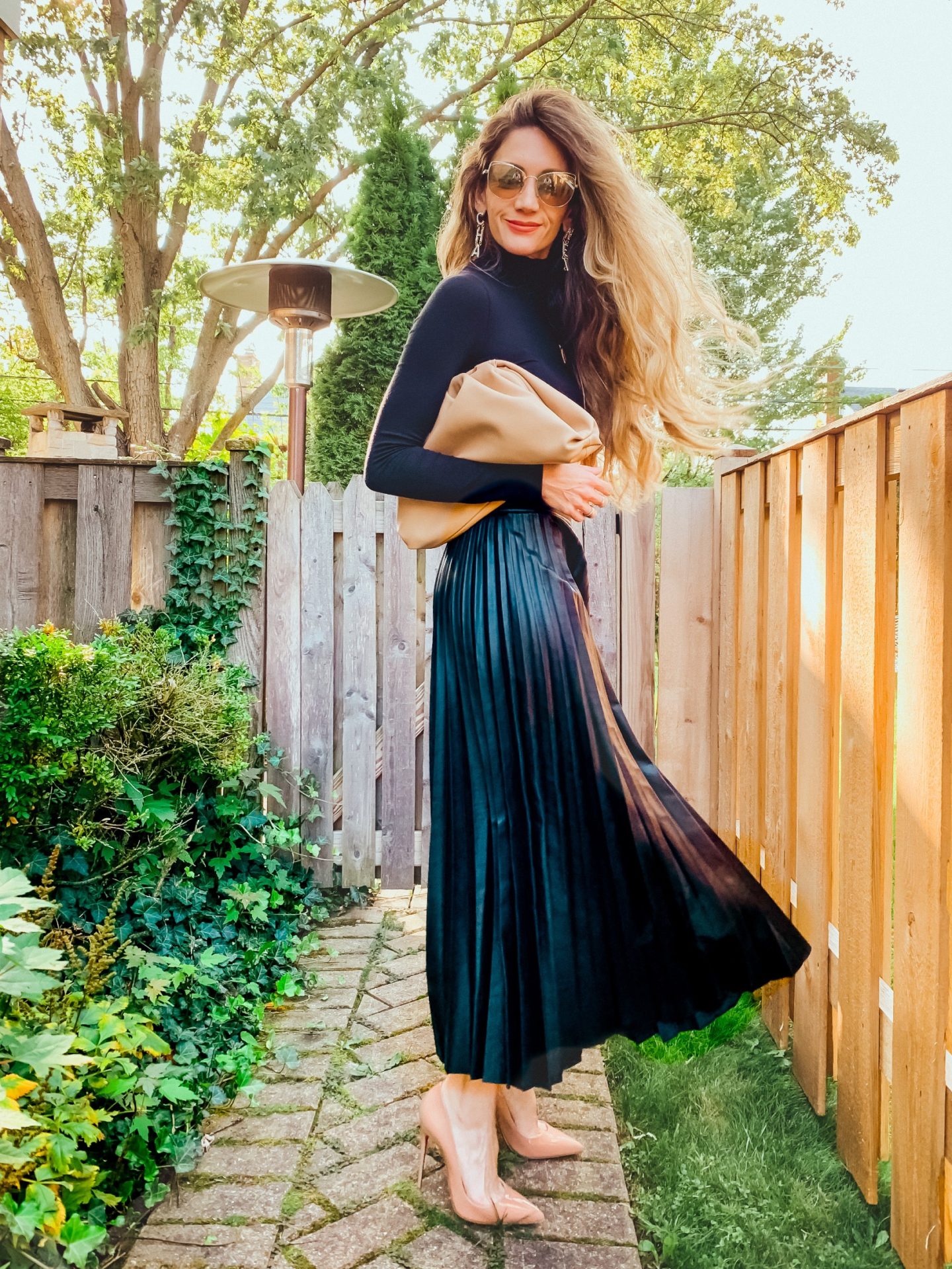 5 ways to style skirts  Chic outfits spring, Pleated skirt outfit, Black  skirt outfits
